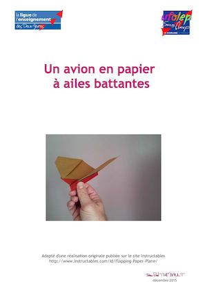Avion en papier à ailes battantes