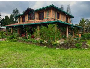 Entre Flores Y Recuerdos (Fotos) Universum Habitado Santiago Ríoz Valencia