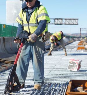 Attacher treillis soudé facilement et rapidement debout sans se courber avec la RB401TE de MAX EUROPE
