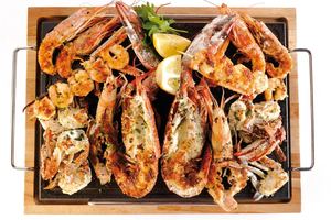 Grigliata Di Crostacei Con Verdure Alla Griglia