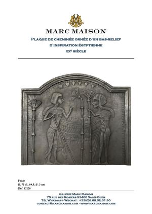 Plaque de cheminée ornée d’un bas-relief d’inspiration égyptienne XXe siècle