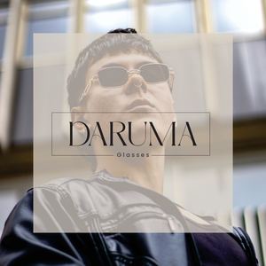 Fotomodelo Y Producto Daruma