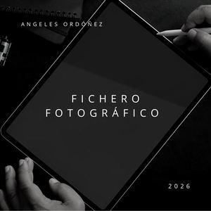 Presentación Portfolio Profesional Elegante En Color Blanco, Negro Y Gris